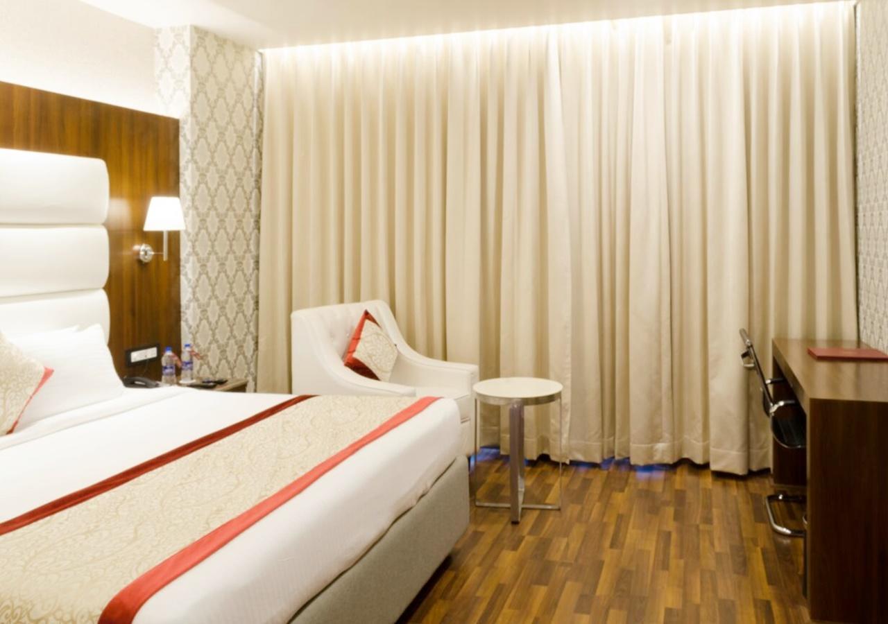 Ss Lumina Hotel Bangalore Extérieur photo
