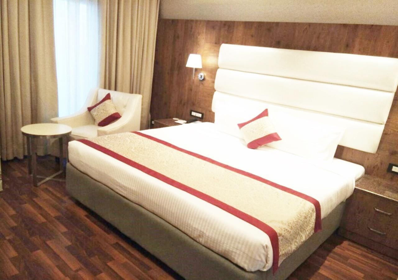Ss Lumina Hotel Bangalore Extérieur photo