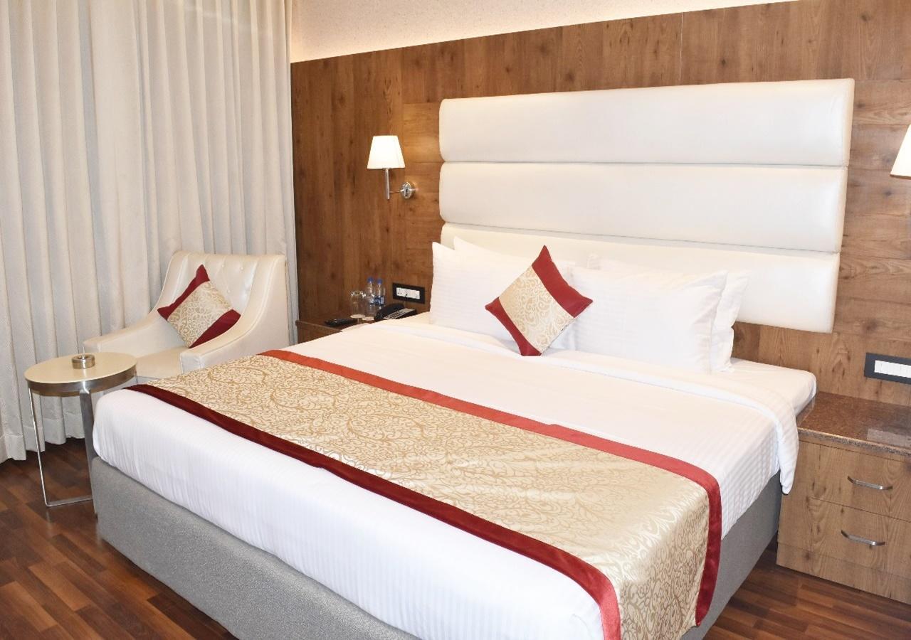 Ss Lumina Hotel Bangalore Extérieur photo