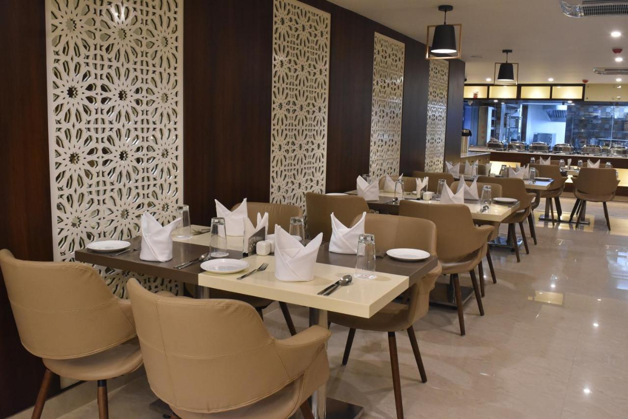 Ss Lumina Hotel Bangalore Extérieur photo